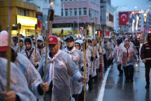 - Yürüyüşte 1919 metre uzunluğunda Türk bayrağı açıldı