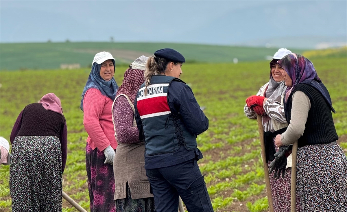 Samsun'da jandarma tarlada çalışan kadınların 1 Mayıs Emek ve Dayanışma Günü'nü kutladı