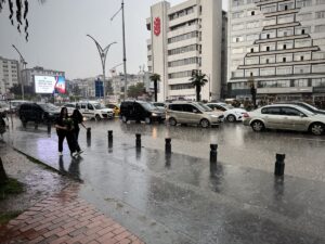 SAMSUN (AA) – Samsun'da etkili olan sağanak nedeniyle sürücüler ve