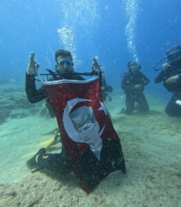 SAMSUN (AA) – Samsun'un Bafra ilçesinde sualtı sporcuları, 19 Mayıs