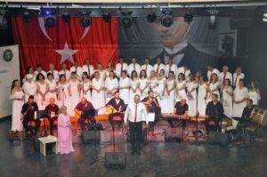 İZMİR (AA) – Türk halk müziği sanatçısı Bedia Akartürk, memleketi