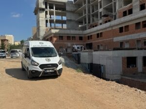 ŞANLIURFA (AA) – Şanlıurfa'nın Haliliye ilçesinde inşaattan düşen işçi hayatını