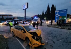 SAKARYA (AA) – Sakarya'nın Sapanca ilçesinde taksi ile otomobilin çarpıştığı