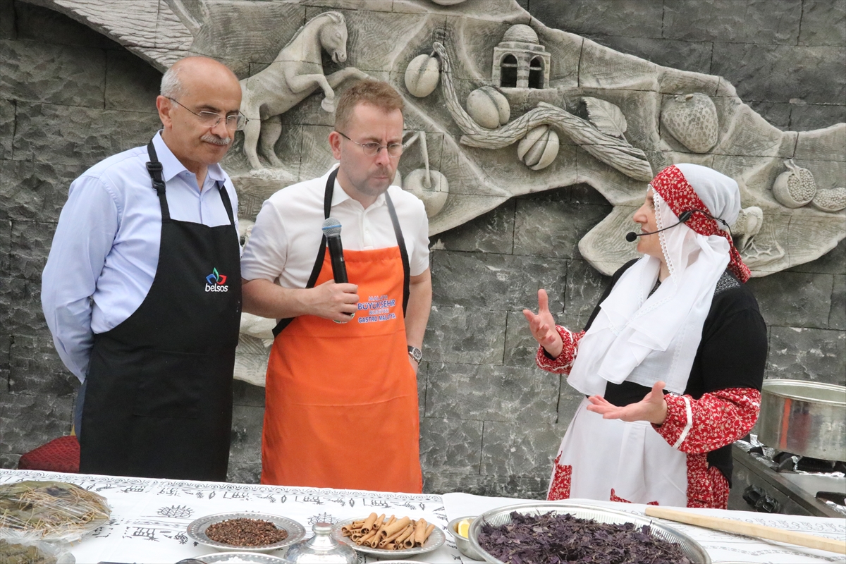 Şef Ömür Akkor, Malatya'da Arapgir mor reyhan şerbeti yapımına katıldı
