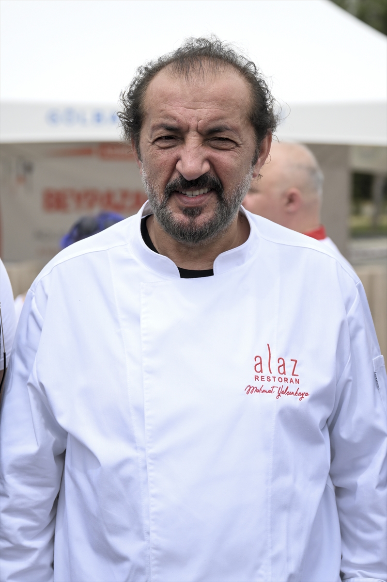 Şefler Mehmet Yalçınkaya ve Zeki Açıköz, Ankara'da Türk Mutfağı Haftası stantlarını gezdi