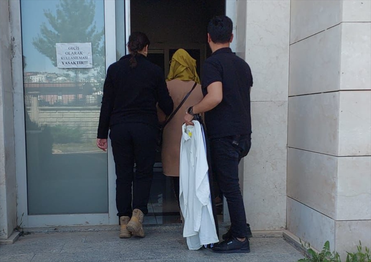 Siirt'te mağazadan kıyafet hırsızlığı güvenlik kamerasında