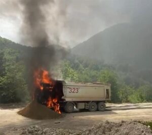 SİNOP (AA) – Sinop’un Türkeli ilçesinde alev alan hafriyat kamyonunda