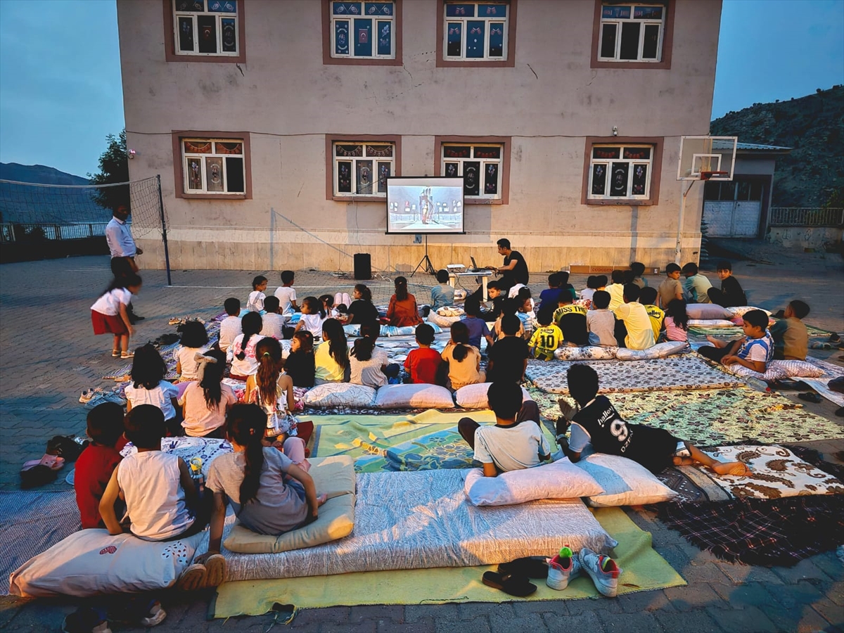 Şırnak'ta 95 öğrenci için açık hava sinema etkinliği düzenlendi