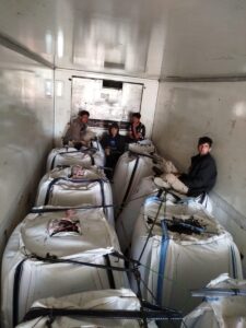 SİVAS (AA) – Sivas'ın Suşehri ilçesinde bir tırda asfalt çuvalları