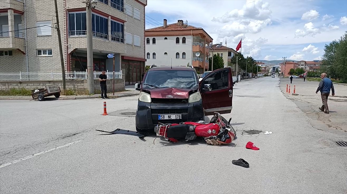 Sivas'ta hafif ticari araç ile motosikletin çarpıştığı kazada 7 kişi yaralandı