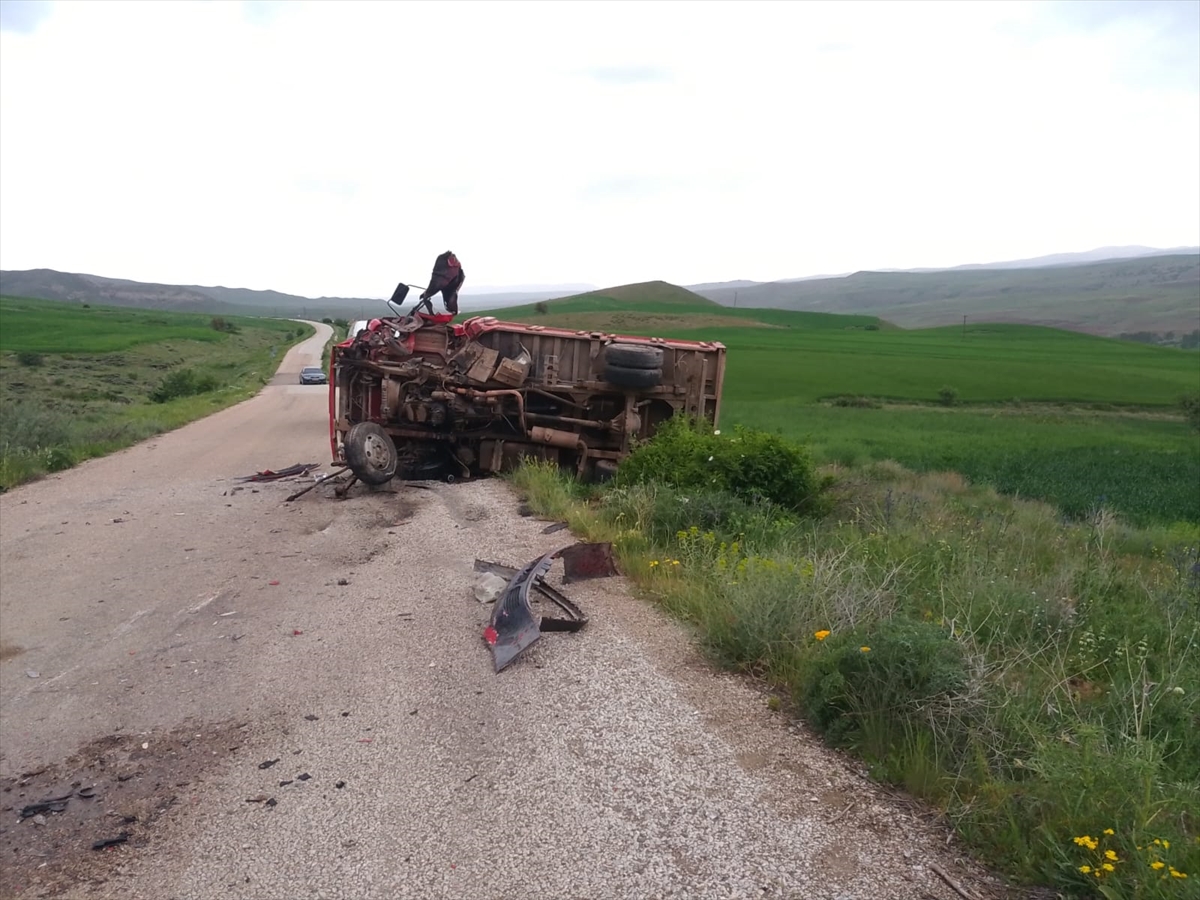 Sivas'ta kamyon ile otomobilin çarpıştığı kazada 2 kişi yaralandı