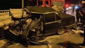 SİVAS (AA) – Sivas'ta otomobil köprü üzerindeki bariyere saplandı, hurdaya