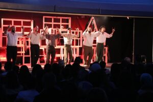 SİVAS (AA) – Sivas'ta vatandaşlar, "Vagon Sahne Projesi" kapsamında raylar