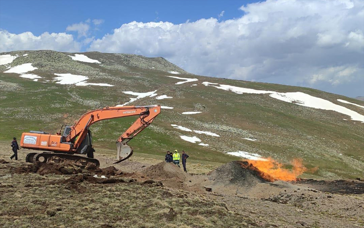 Sivas'ta yıldırım isabet eden doğal gaz boru hattında yangın çıktı