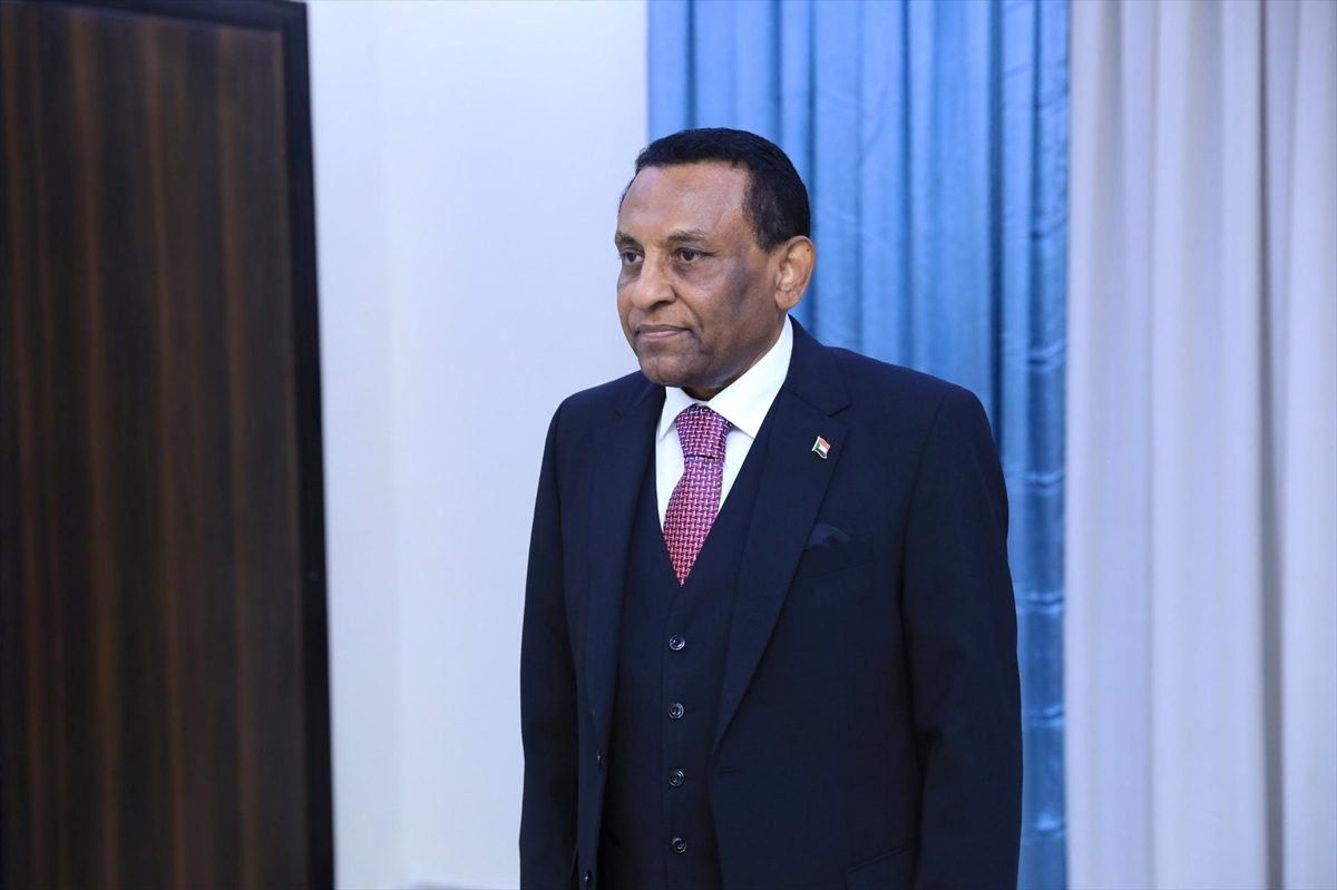 Sudan'da yeni atanan başbakan İdris, yemin ederek görevine başladı