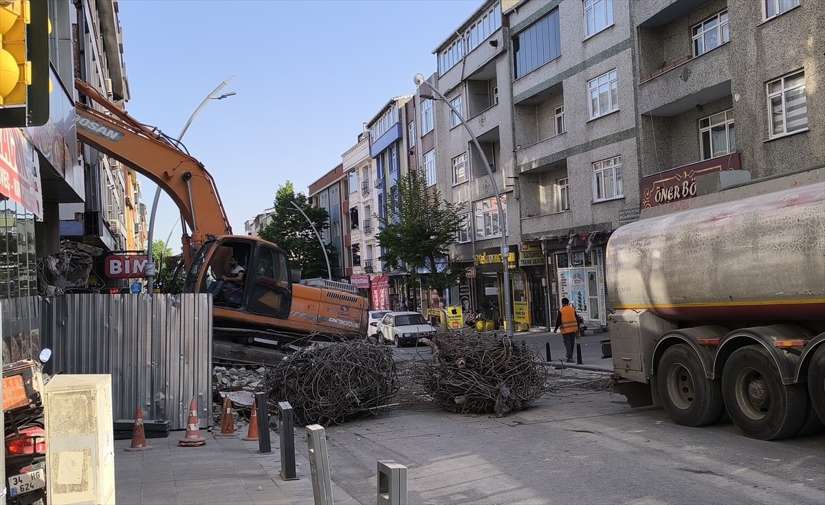 Sultangazi'de bina yıkımı sırasında bitişikteki apartman zarar gördü