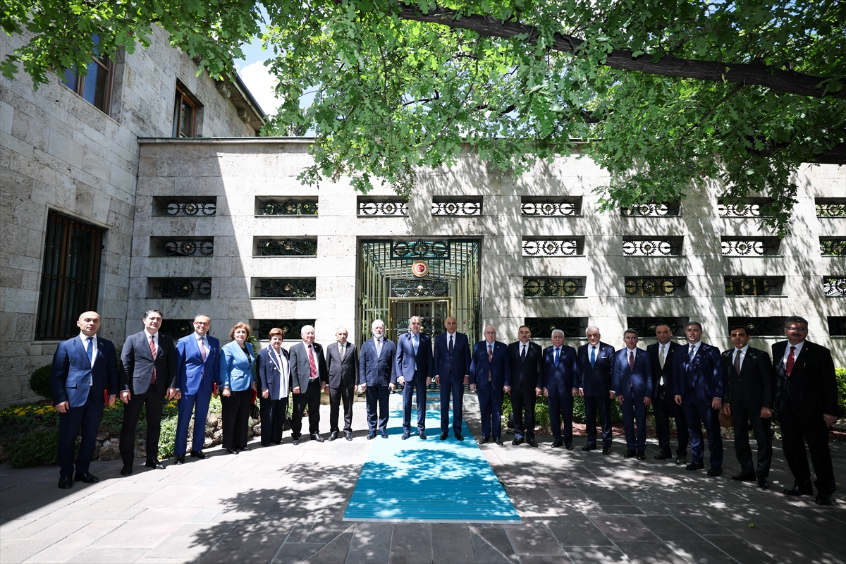 TBMM Başkanı Kurtulmuş, Azerbaycan Cumhurbaşkanlığı Siyasi Partiler ve Yasama Erki ile İlişkiler Başkanı Veliyev'i kabul etti