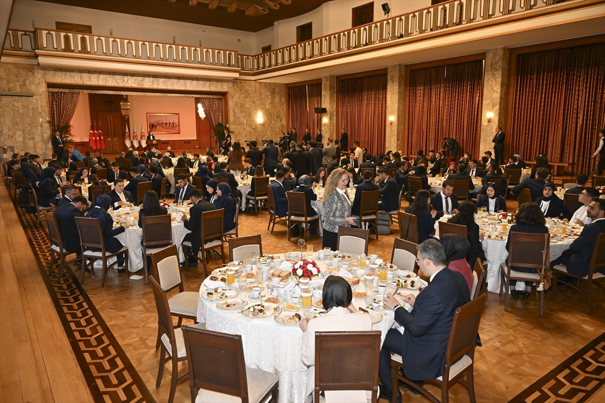 TBMM Başkanı Kurtulmuş, Meclis'te gençleri ağırladı: