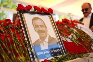 - Anne Zeliha Önder, Levent'teki camide musalla taşına koyulan oğlunun