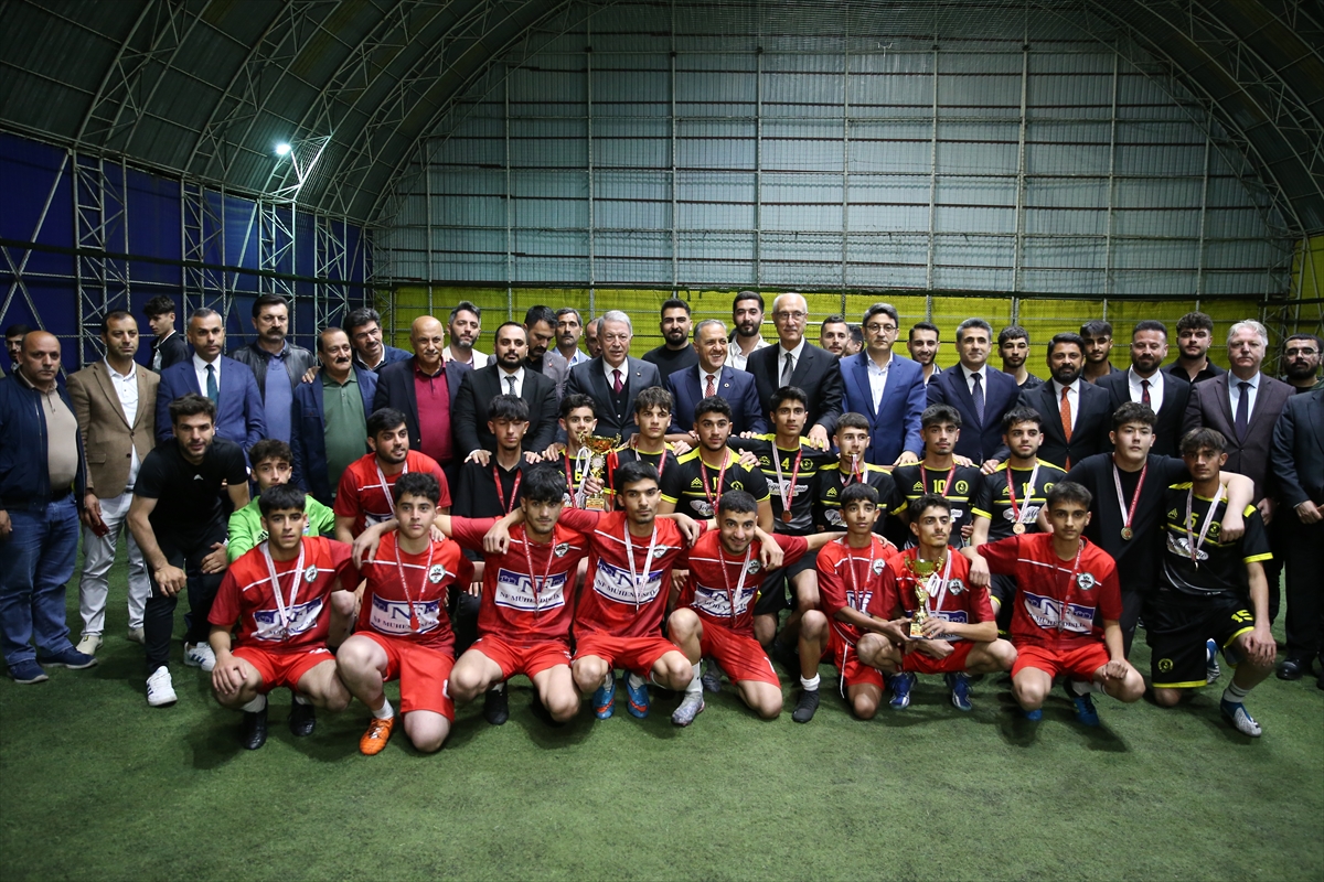 TBMM Milli Savunma Komisyonu Başkanı Akar, Bingöl'de ziyaretlerde bulundu:
