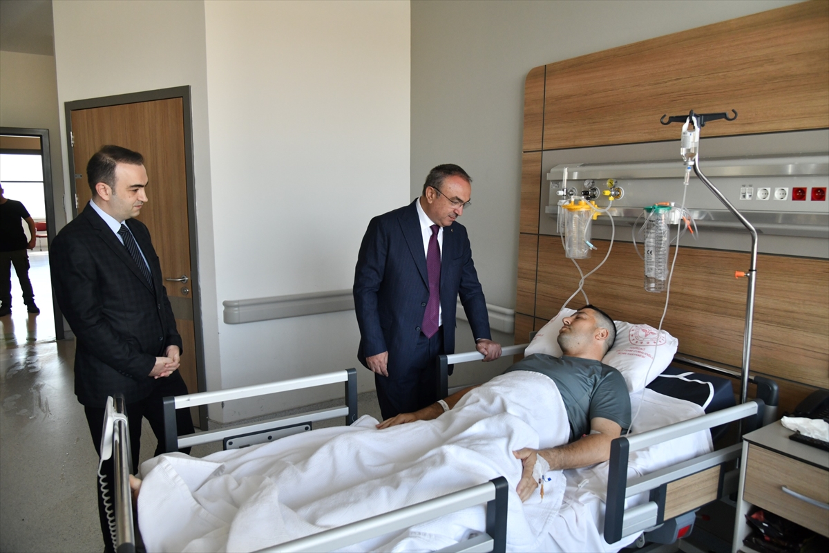 Tekirdağ Valisi Soytürk'ten “dur” ihtarına uymayan cipin çarpmasıyla yaralanan polis memuruna ziyaret
