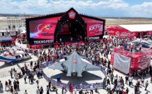 - Festivalin gerçekleştirildiği eski Ercan Havalimanı'na giden yollarda trafik yoğunluğu