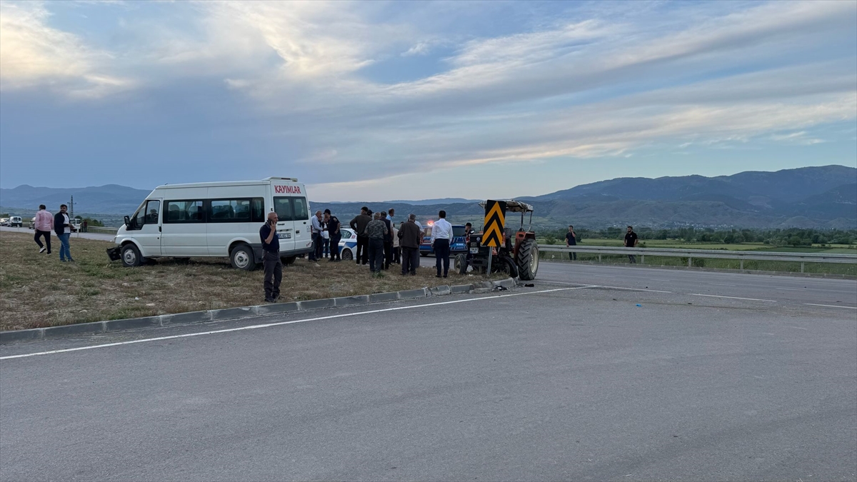 Tokat'ta minibüs ile traktörün çarpıştığı kazada 7 kişi yaralandı