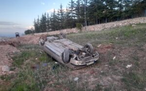 TOKAT (AA) – Tokat'tın Zile ilçesinde, şarampole devrilen otomobildeki 2