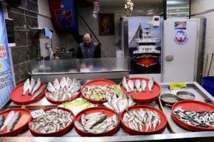 TRABZON (AA) – Trabzon'da çeşitliliğin bol olduğu balıkçı tezgahlarında en