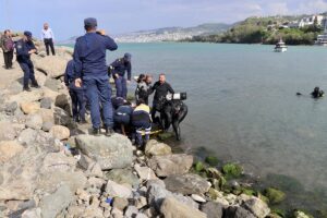 TRABZON (AA) – Trabzon'un Akçaabat ilçesinde yüzmek için denize giren