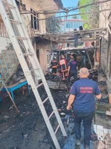 TRABZON (AA) – Trabzon'un Of ilçesinde çıkan yangında 2 ev