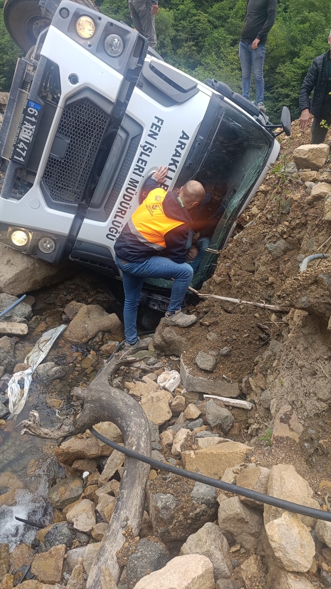 Trabzon'da şarampole devrilen kamyonun sürücüsü yaralandı