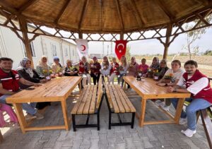 ANKARA (AA) – Türk Kızılay, deprem bölgesinde Anneler Günü'nü, anne