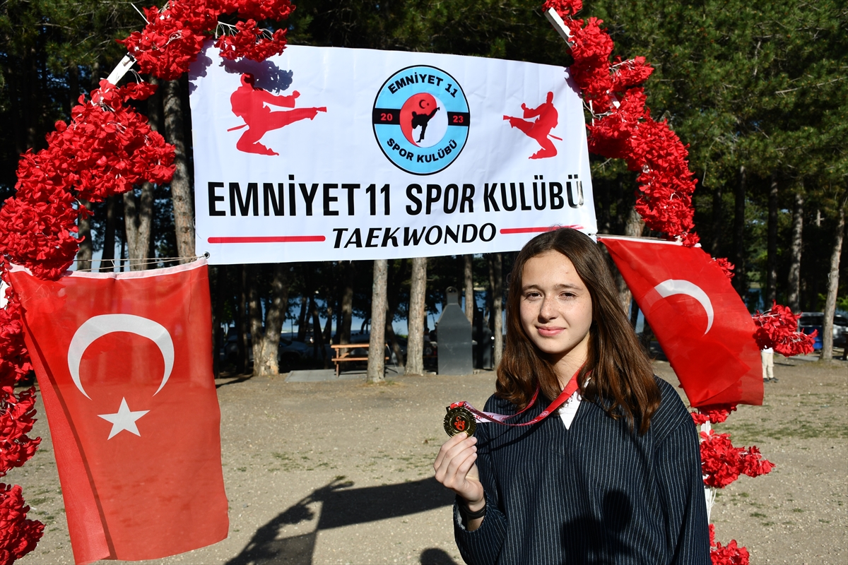 Türkiye şampiyonu tekvandocu Ebrar, babası tarafından davul zurnayla karşılandı