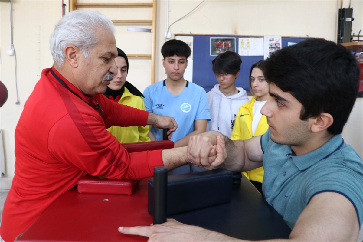 Türkiye bilek güreşi şampiyonu Yakub Doğan, yeni madalyalar için çalışıyor