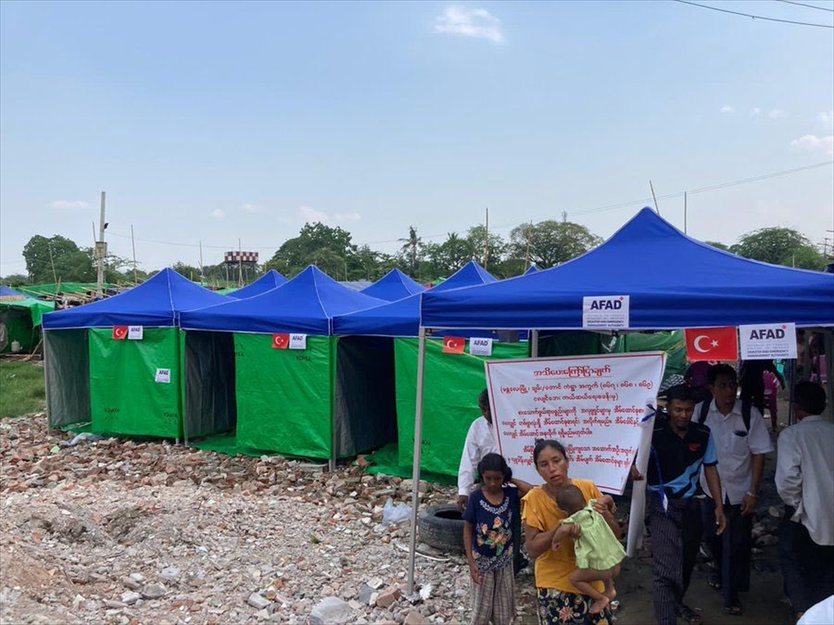 Türkiye'den gönderilen yardım malzemeleri Myanmar'daki depremzedelere ulaştı