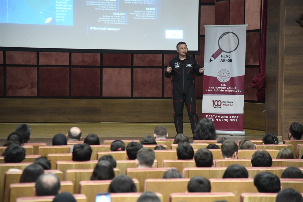 Türkiye'nin ilk astronotu Gezeravcı, Kastamonu'da öğrencilerle buluştu: