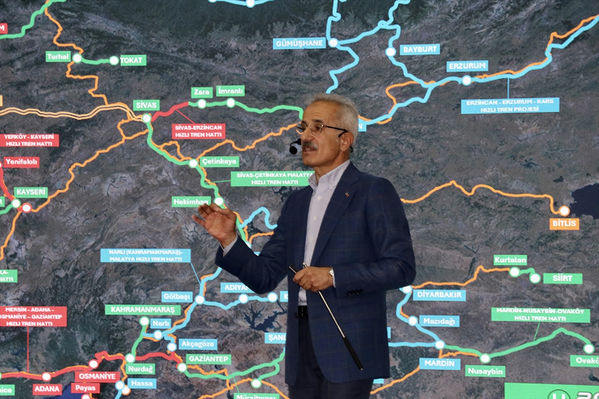 Ulaştırma ve Altyapı Bakanı Uraloğlu, Trabzon'da gençlerle bir araya geldi:
