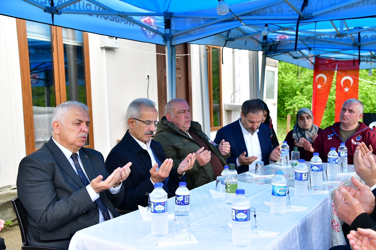 Ulaştırma ve Altyapı Bakanı Uraloğlu'ndan Trabzon'da şehit Berat Mecit Day'ın ailesine ziyaret