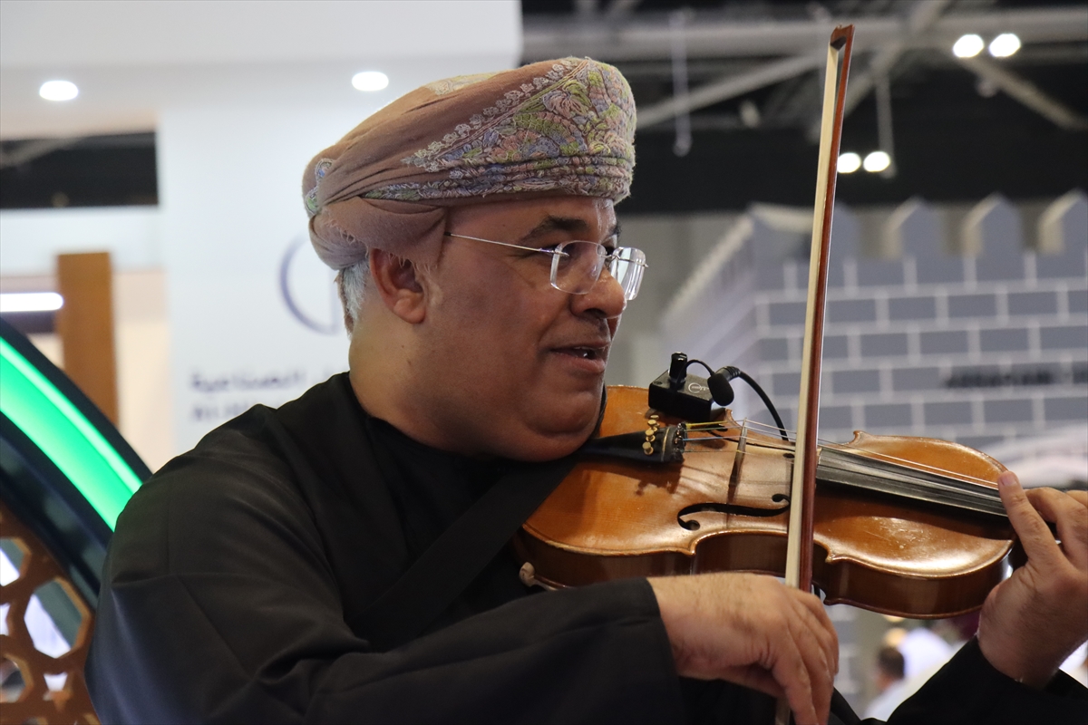 Ummanlı kemancı Maskat'taki fuarda Türk ve Filistin bestelerini seslendirdi