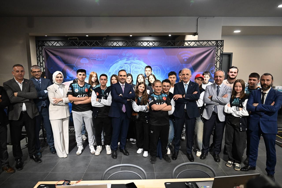 Bakan Kacır, Ümraniye Şehit Mühendis Zahide Güçlü Ekici Bilim Merkezi Açılış Töreni'nde konuştu: