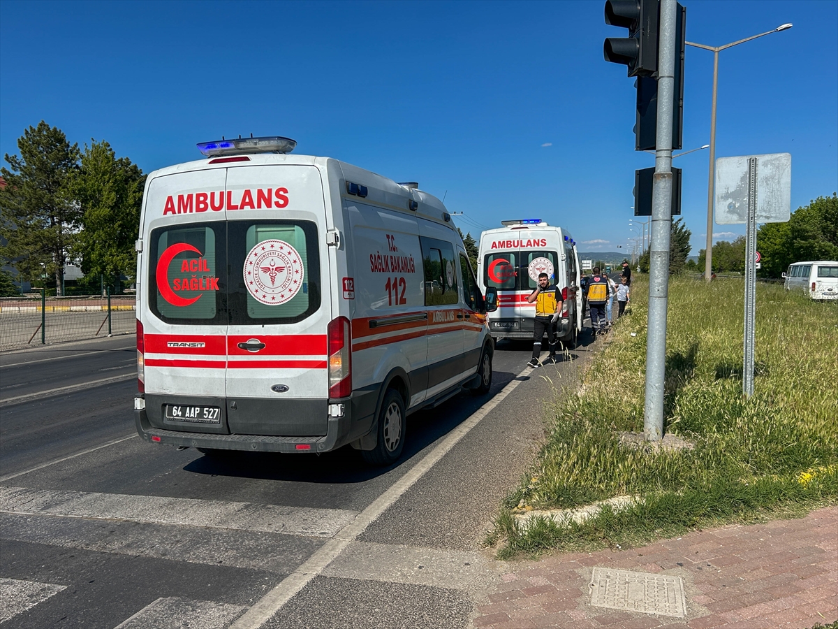Uşak'ta 4 otomobilin karıştığı trafik kazasında 7 kişi yaralandı