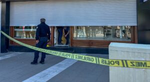 UŞAK (AA) – Uşak'ta bir kuyumcuda silahla ateş açılması sonucu