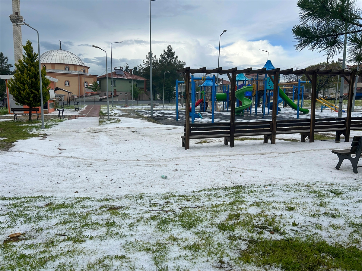 Uşak'ta sağanak ve dolu etkili oldu