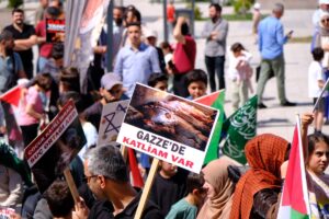 VAN (AA) – Van'da çocuklar, İsrail'in Gazze'ye yönelik saldırılarını protesto