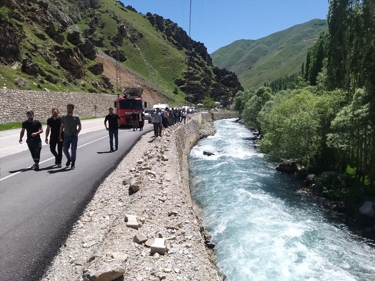 Van'da dereye düşen hafif ticari aracın sürücüsü kurtarıldı