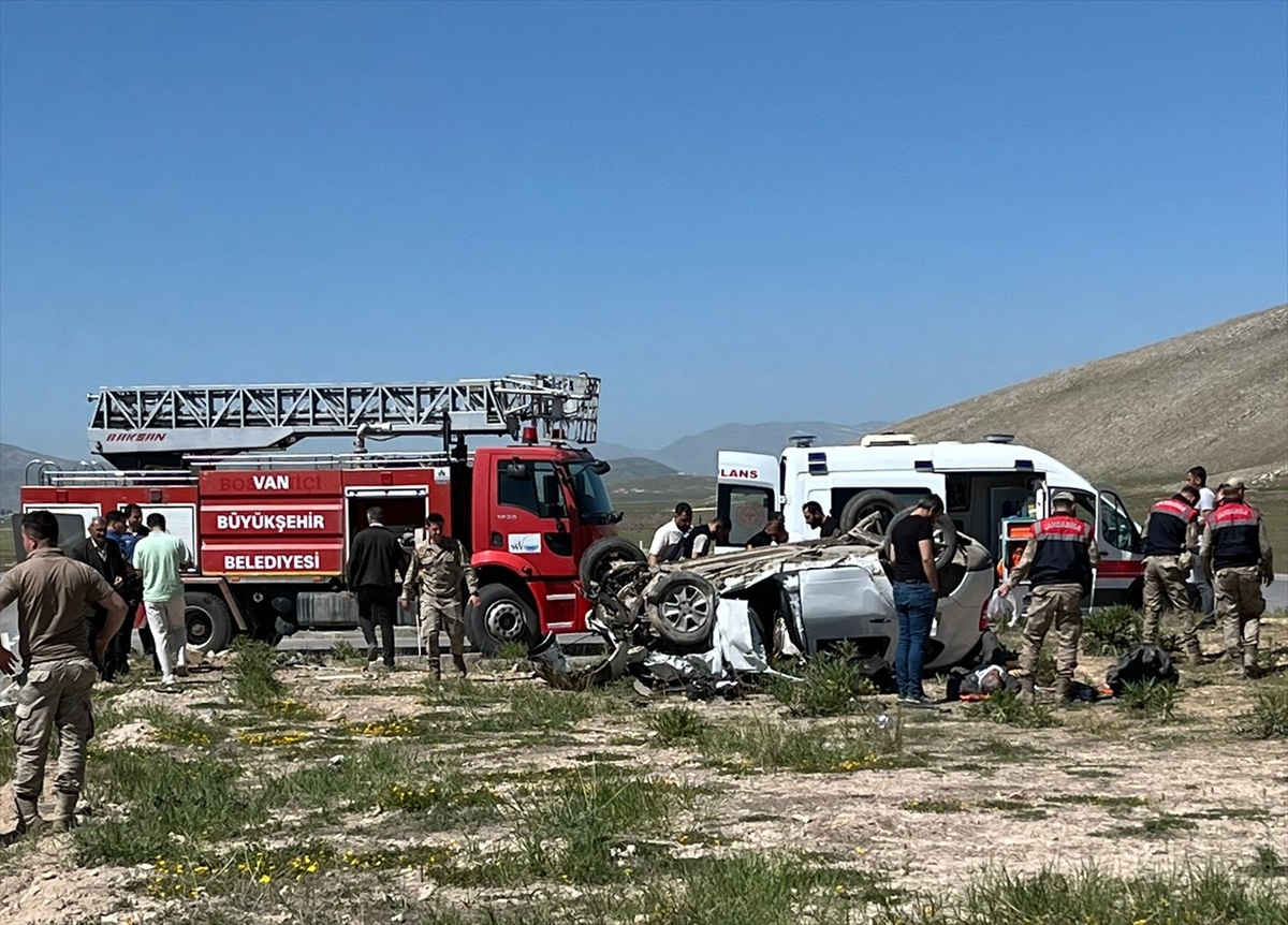 Van'da iki aracın çarpıştığı kazada 4 kişi öldü, 2 kişi yaralandı
