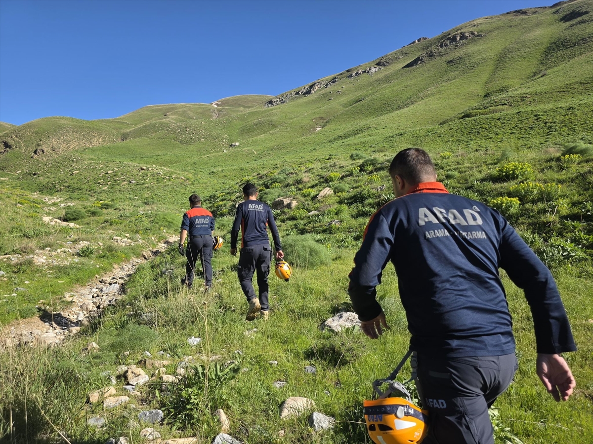 Van'da kayalık alanda mahsur kalan kişi için ekipler seferber oldu