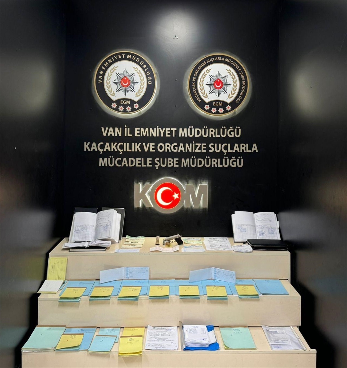 Van'da sabit gelirlileri ve emeklileri sahte yollarla borçlandıran 9 şüpheli yakalandı