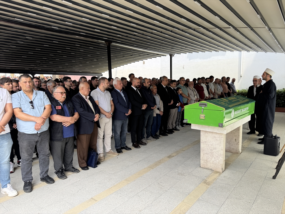 Vefat eden AA serbest habercisi Ümit Yorulmaz son yolculuğuna uğurlandı